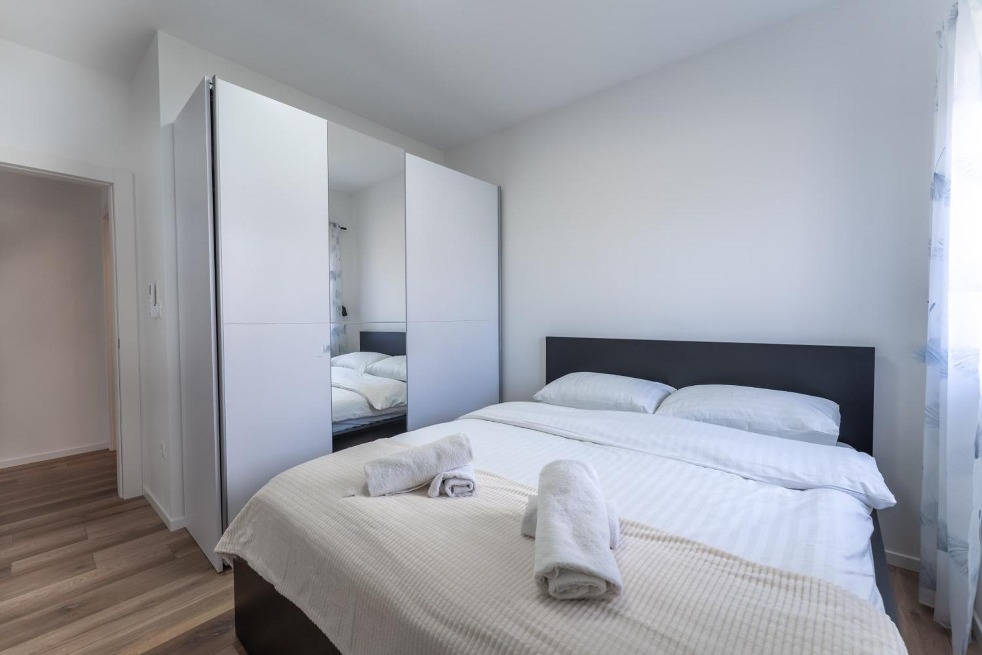 Bernie Apartments With A Pool Zadar Buitenkant foto