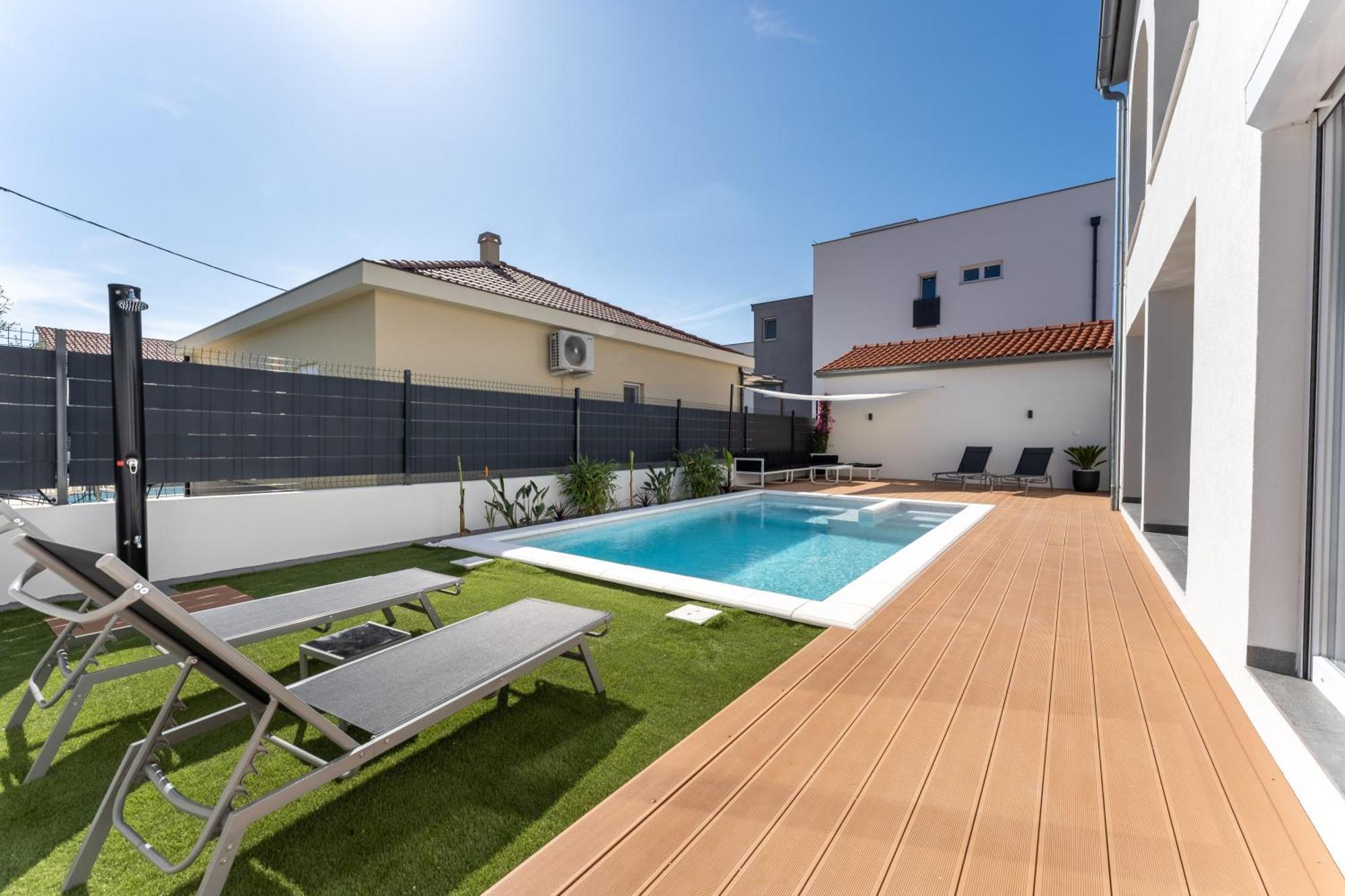 Bernie Apartments With A Pool Zadar Buitenkant foto